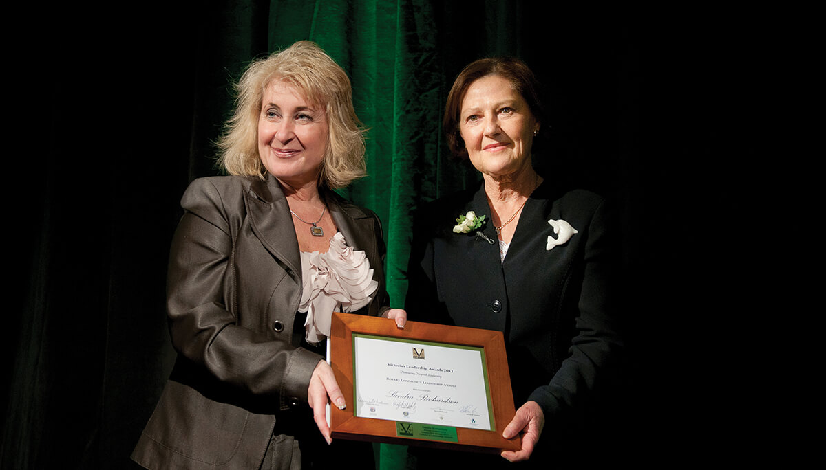 Sandra Richardson receiving a leadership award